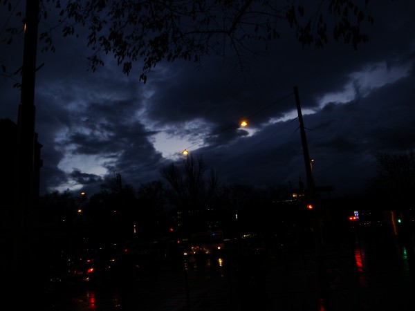 comme la nuit monte la lumière s'échappe décors urbain à la tombée de la nuit sous la pluie avec des trouées de lumière dans le ciel