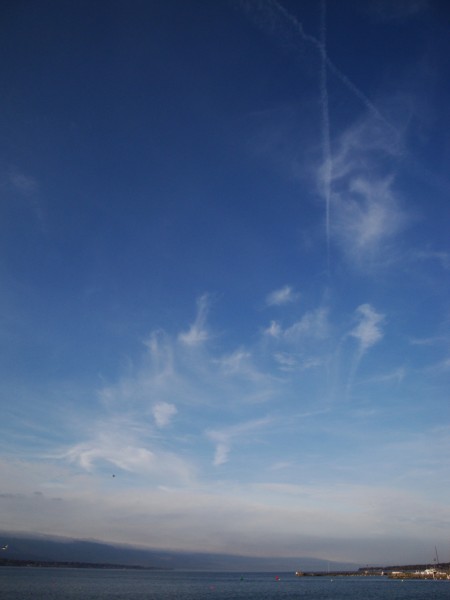 Traînées de nuages filandreux