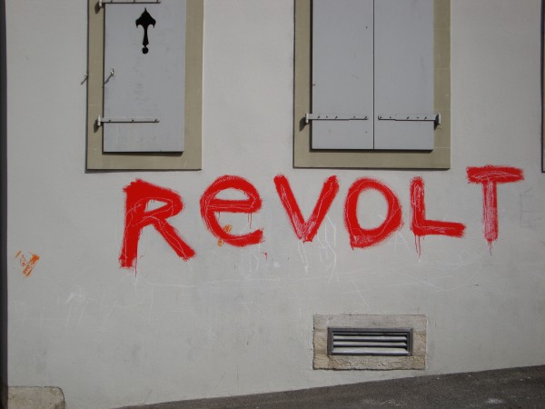 Revolt Revolt en rouge sur un mur blanc