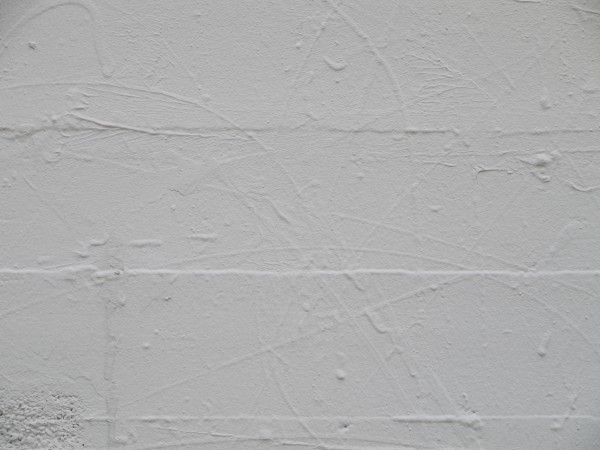 traces sur un mur recouvertes de peintures blanches
