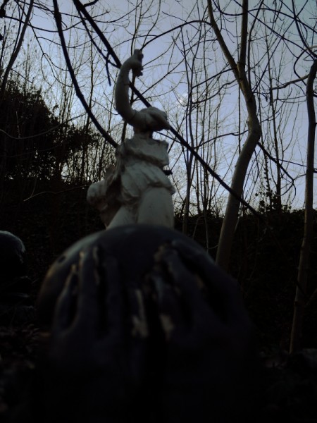 morceaux de statues dans un jardin, l'hiver