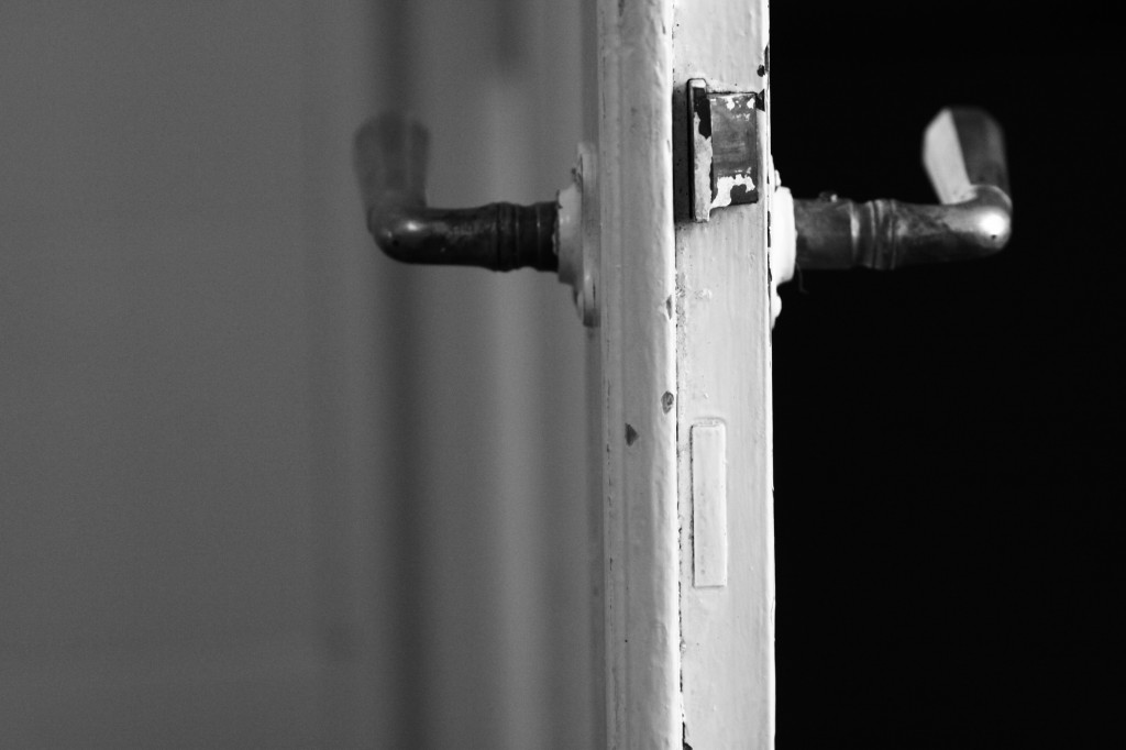 porte ouverte, verrou, noir-blanc