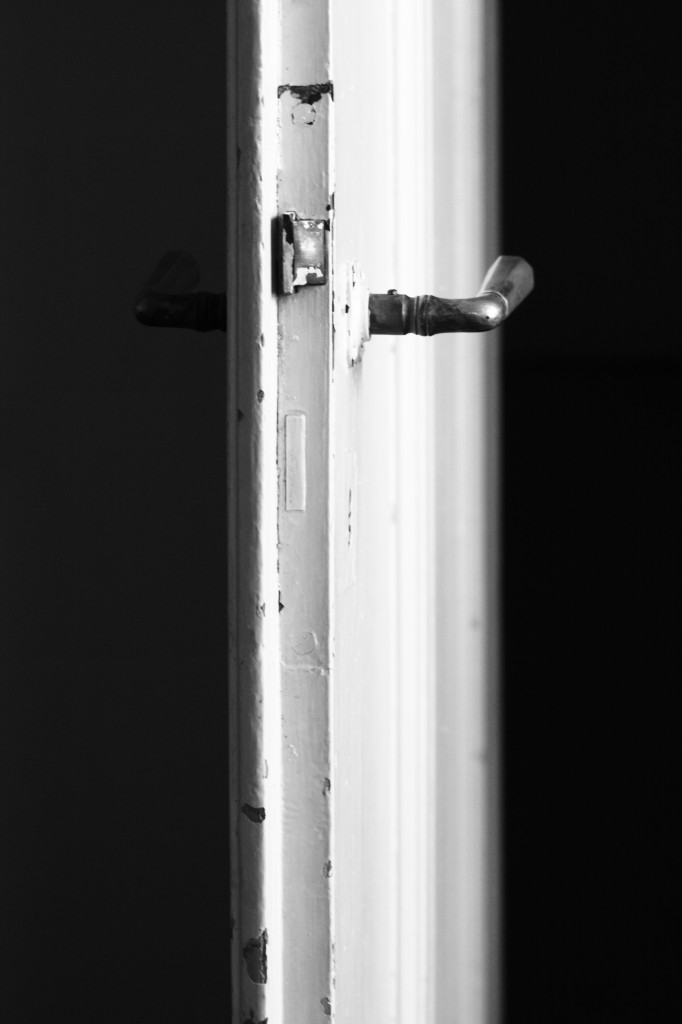 porte ouverte, noir-blanc, forts contrastes