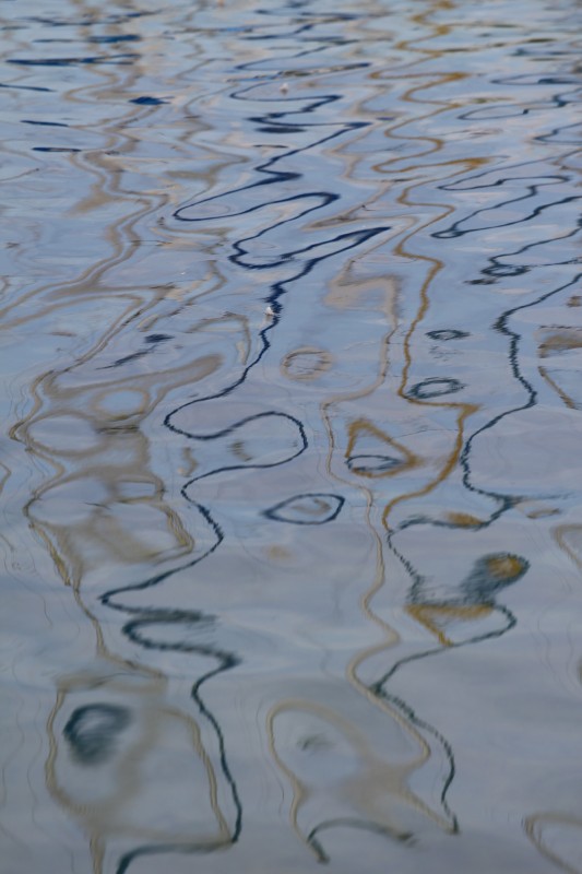 reflets dans l'eau, traits de crayon fins, évocation de personnages