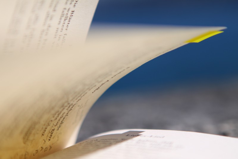 page d'un livre qui se tourne, flou, couleurs