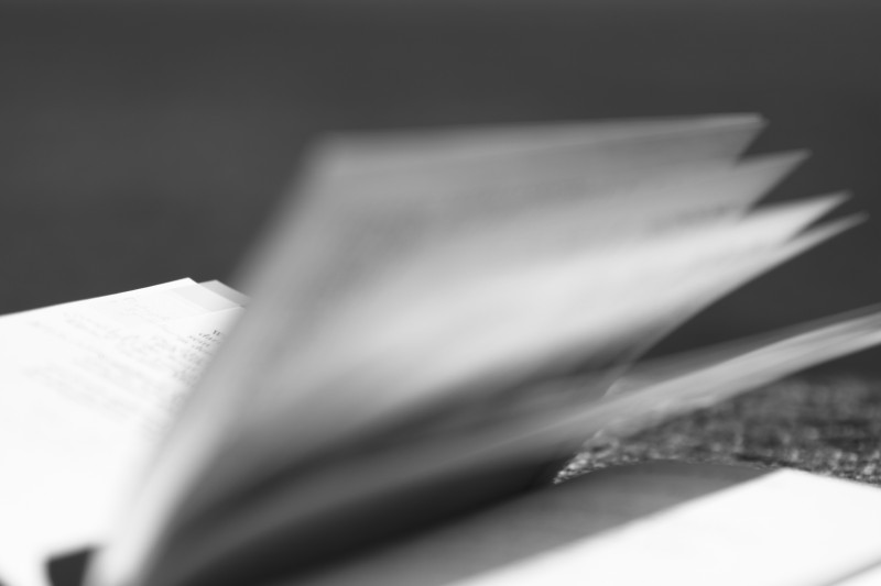 pages floues d'un livre, noir-blanc