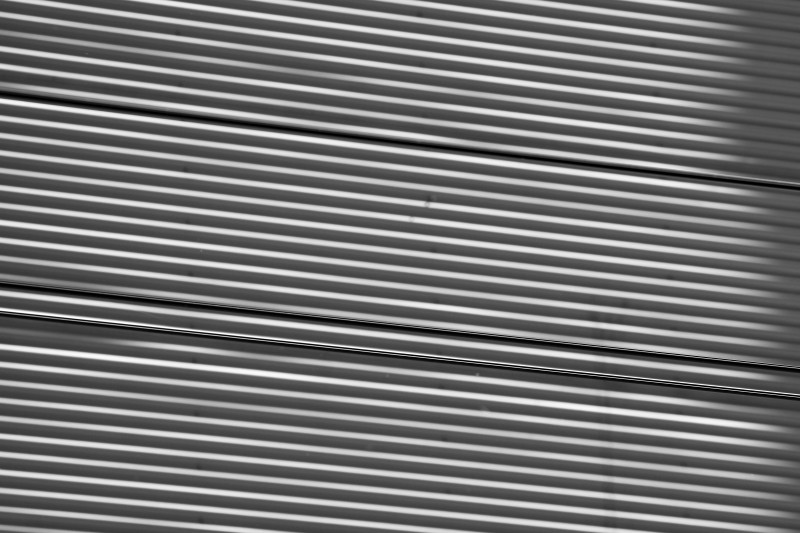câbles de tram sur fond raillé, noir-blanc, légèrement contrasté
