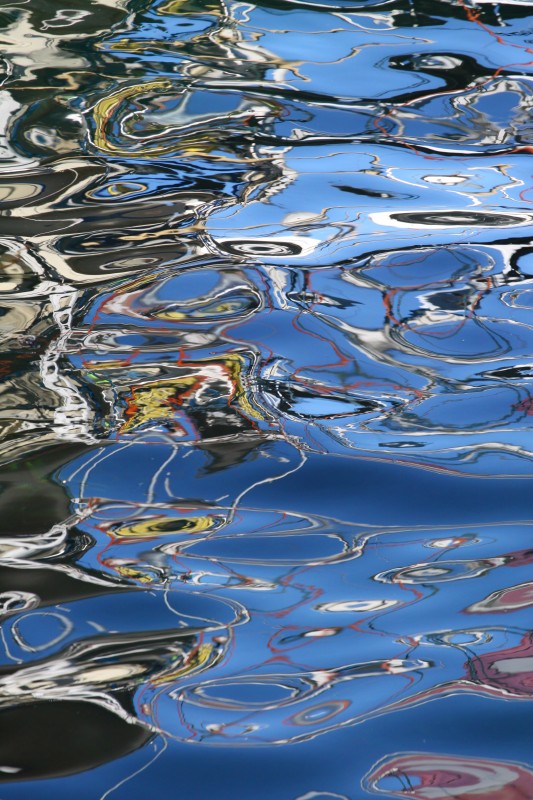 reflets multicolore dans l'eau