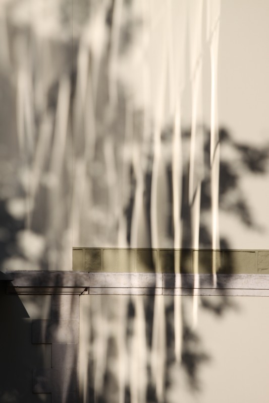 ombres sur un mur, dues aux reflets du soleil contre une parois vitrée