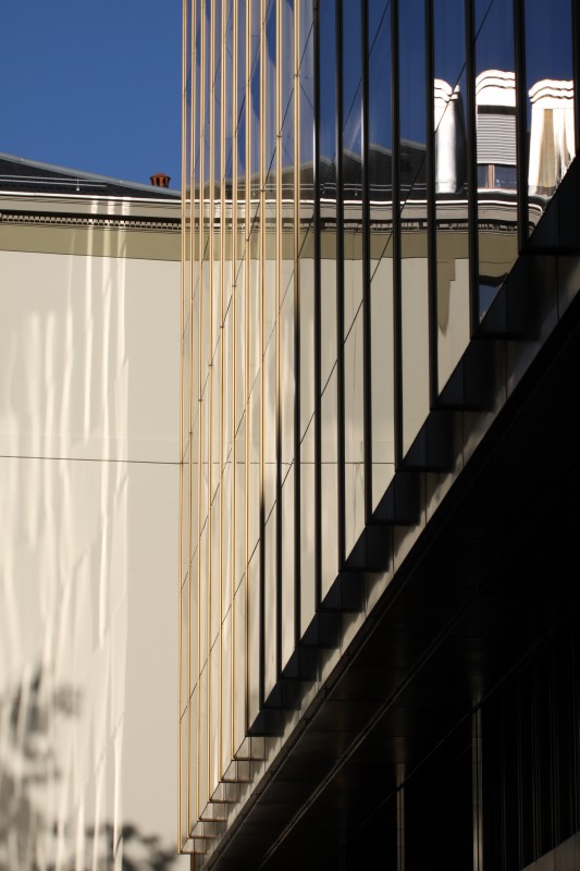 reflet d'un immeuble dans la parois vitrée d'un autre immeuble