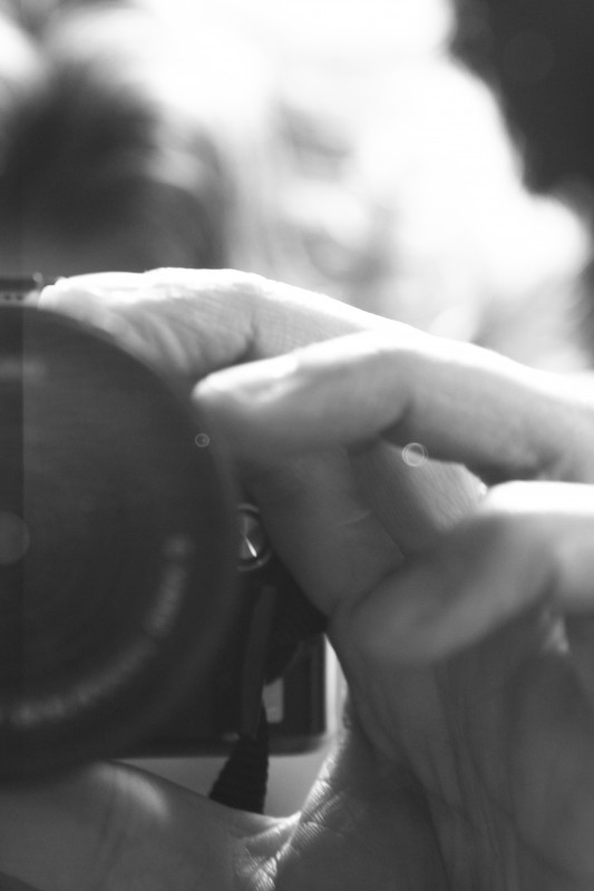 photo d'un visage d'homme photographiant lui-même, noir-blanc