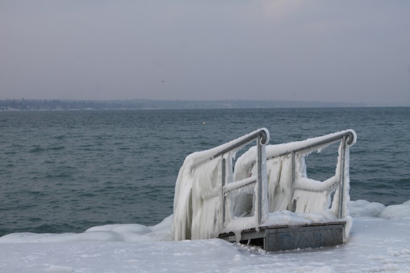 ponton gelé au bord du lac Léman, Genève