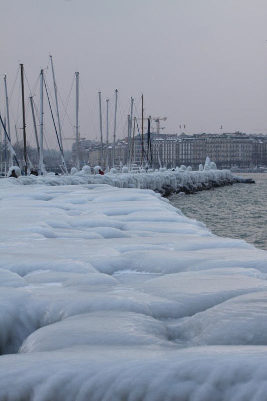 rade du Lac Léman gelée, pierres recouvertes d'une épaisse couche de glace