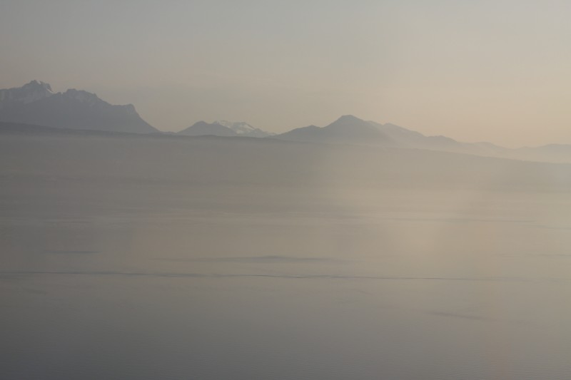 paysage , étendue d'eau, lac Léman en premier plan et montagnes en arrière-plan, bande de brouillard