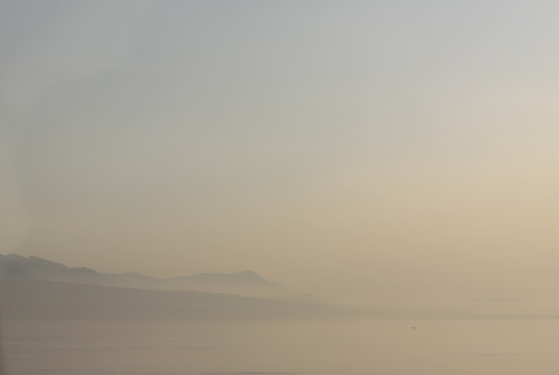 paysage, vue du Lac Léman dans la lumière du soir, eau brume, montagnes, ciel