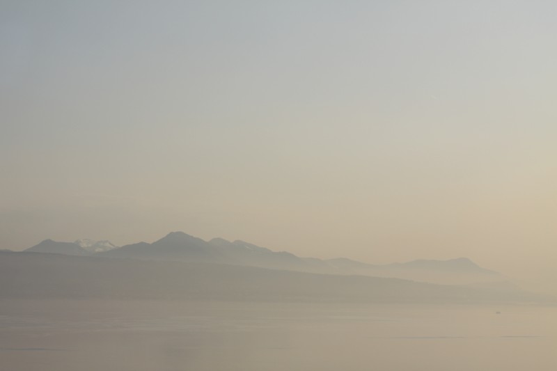 paysage, lac en premier plan (Lac Léman), montagnes en arrière-plan, brume et lumière du soir