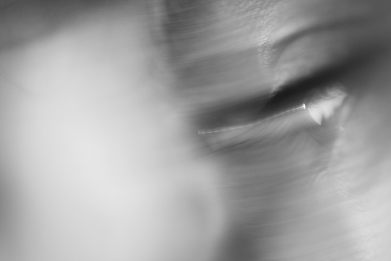 oeil et paupière pris au macro avec un flou de bougé à vitesse lente, noir-blanc