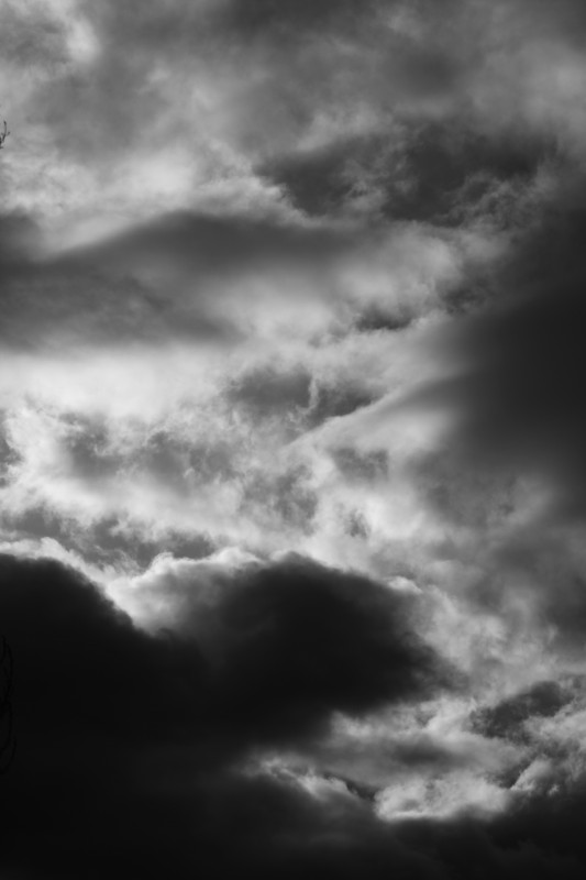 nuages contrastés, noir-blanc