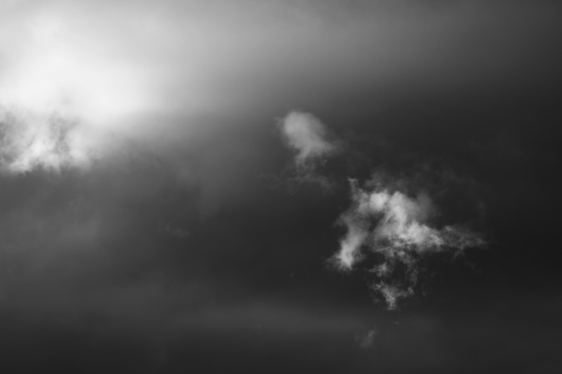 nuages, un nuage clair et cotoneux sur des nuages foncés, noir-blanc