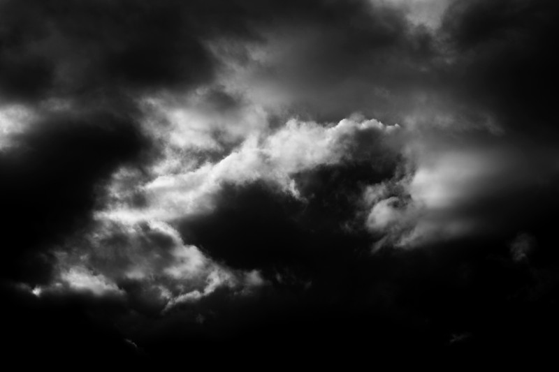 nuages très contrastés, noir-blanc