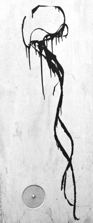 dessin abstrait contre un mur, noir-blanc, contraste