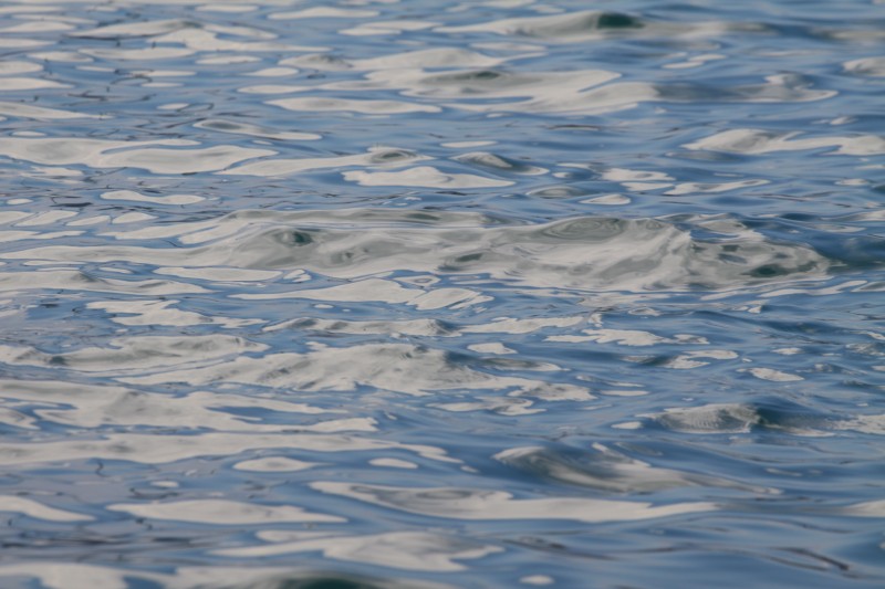 reflets du ciel (gris-bleu) sur la surface de l'eau du lac