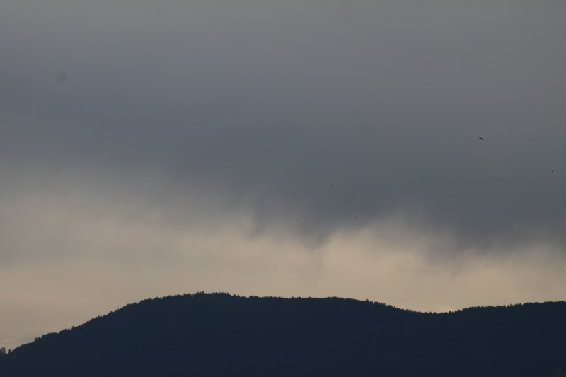 nuages lourds pesant sur les montagnes (Voirons), lumière entre ciel et montagnes