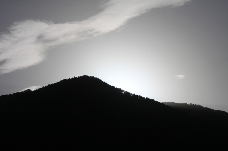 soleil derrière la montagne, photo contre-jour