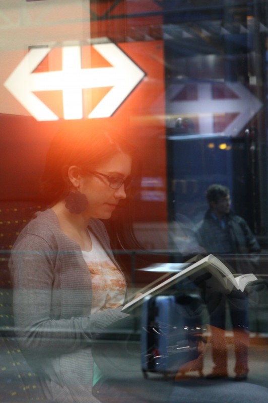 reflet, superposition, jeune femme lisant, gare