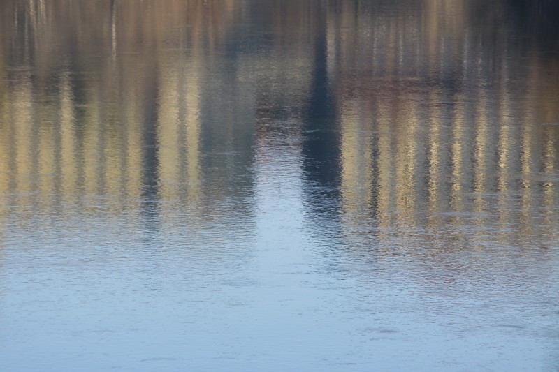 reflets de bâtiments dans l'eau de l'Aar