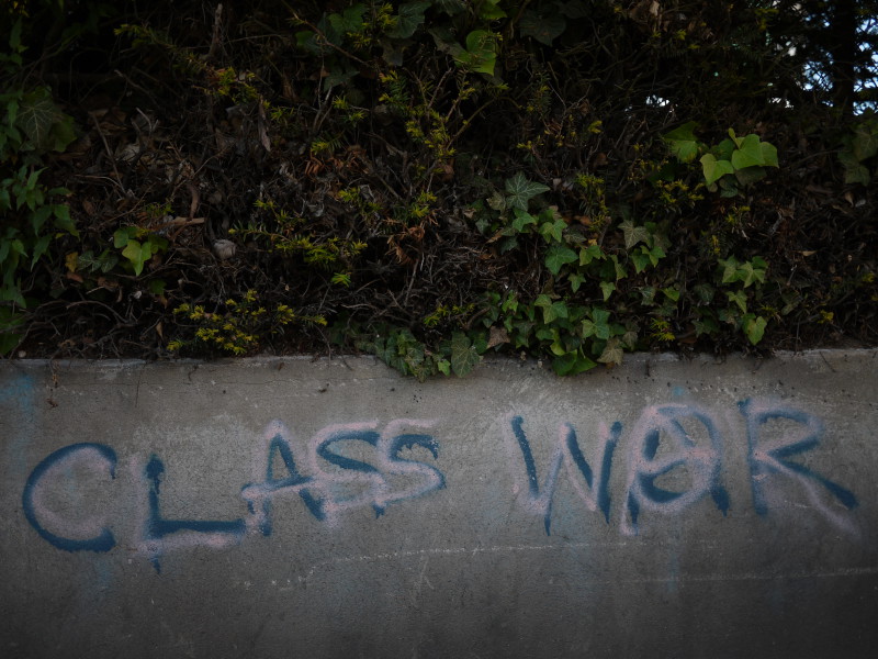 Le salaire minimum, un pas pour dépasser la guerre de classes.