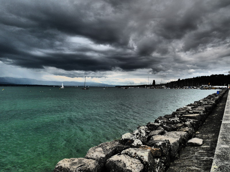 bord du lac Léman, Genève, ciel orageux, lac vert, pierres de la rade, mode paysage