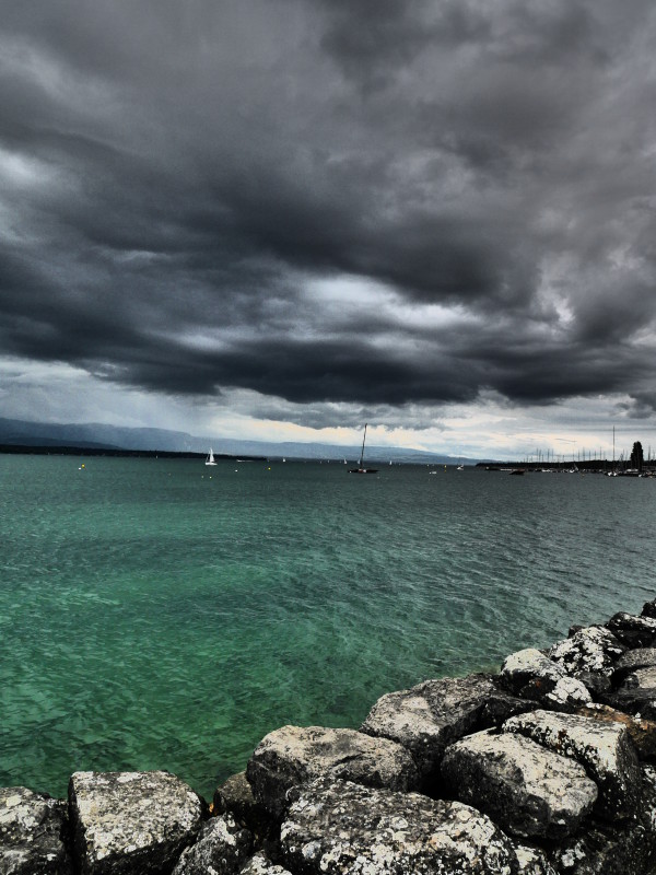 bord du lac Léman, Genève, ciel orageux, pierres de la rive, lac émeraude, mode portrait
