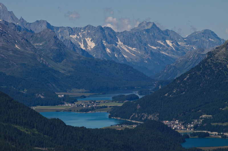 paysage d'une vue de lacs de montagnes et des montagnes et forêts qui les entourent