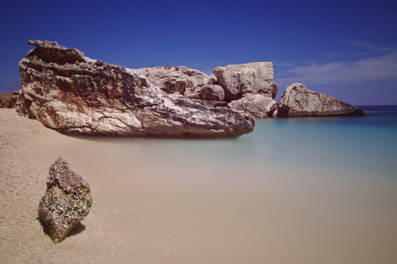 plage de Sardaigne, côte est, pause longue, eau turquoise et rocher