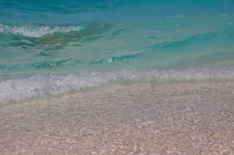 vague au bord de la plage, eau claire et turquoise