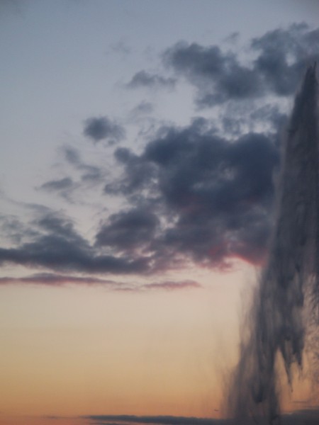 Jet d'eau et nuages