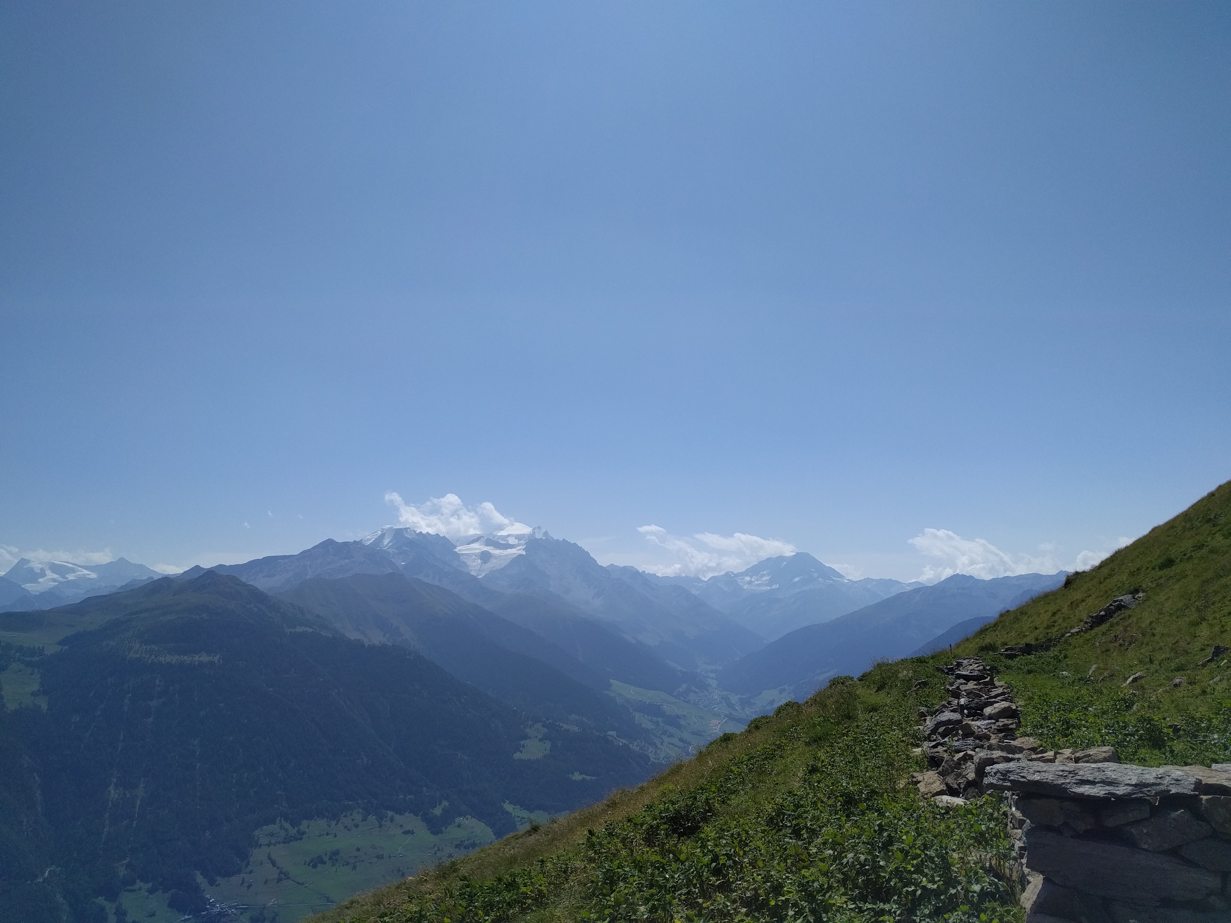 Pierres et vue sur les Combins et le Mont Vélan
