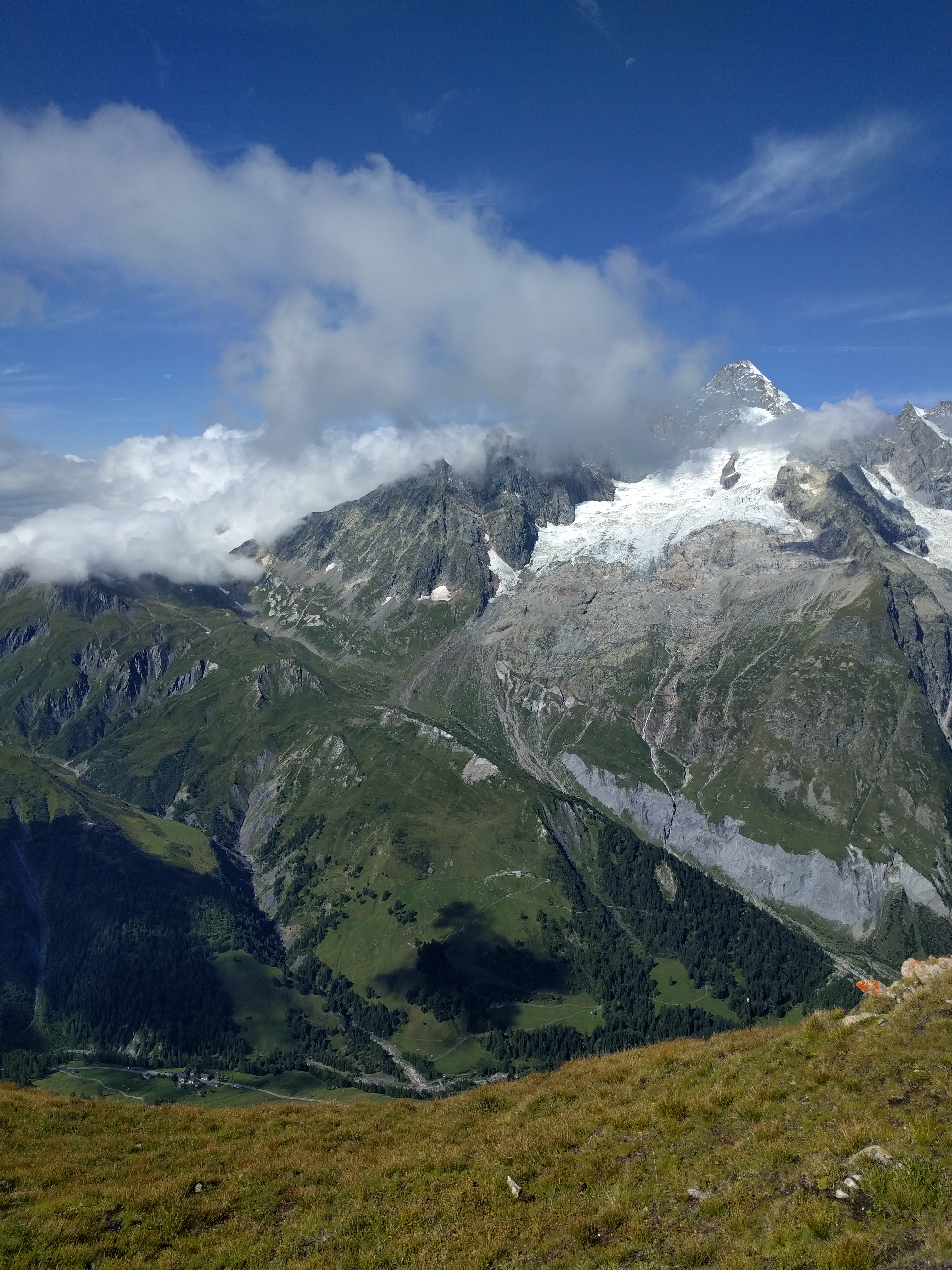 Prés d'altitude, vallée, falaise, glaciers