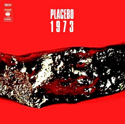la couverture du disque : un bout de métal (?), sur fond rouge.